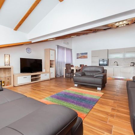 Apartment The Loft 로비니 외부 사진